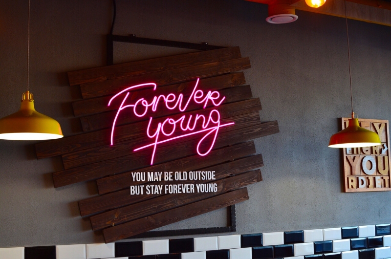 Неоновая надпись «Forever young» для бургерной